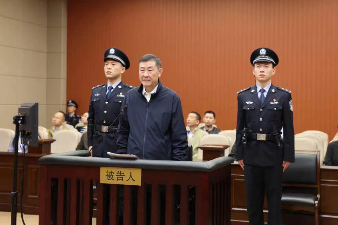 被抓后首露面！年近70岁的正部级“老虎”沈德咏受审，官方披露了几个细节