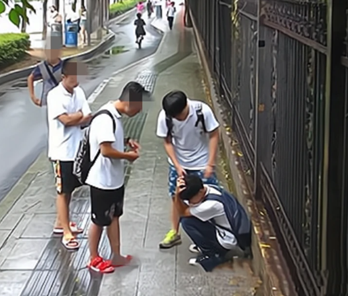 22年云南小学生被7人霸凌,掏裤子,母亲笑着不说话,背地把他们整惨