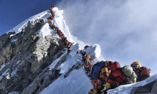 珠峰攀登生意经：有尊享版套餐，还有“被人抬着上山”一条龙服务 