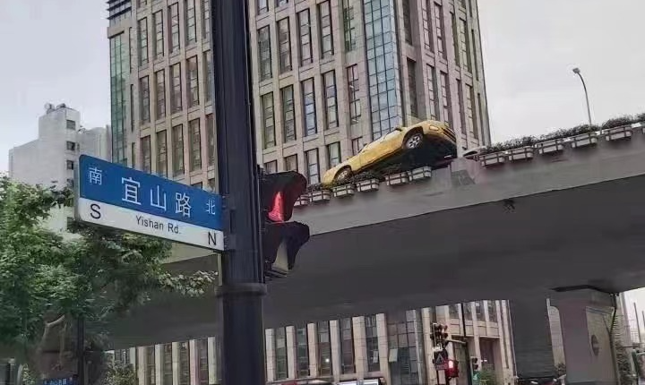 上海“黄蓝斗气车”后续：黄车属于城运集团合作单位，事发时未执行任务