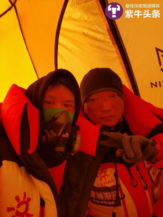 距珠峰顶还有不到400米，两位攀登者为救人放弃登顶：救人更重要