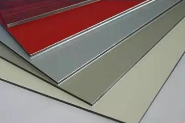 铝塑板和铝板的区别（铝塑板和铝板的区别是什么）