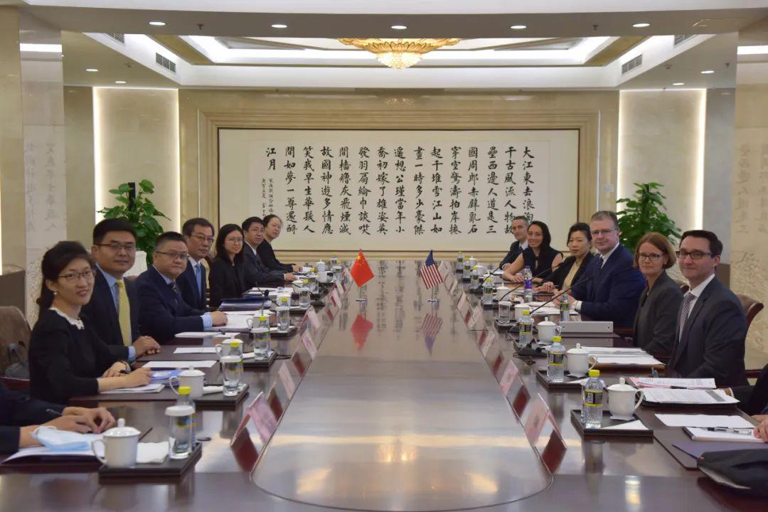 中美外交官员在北京举行会谈