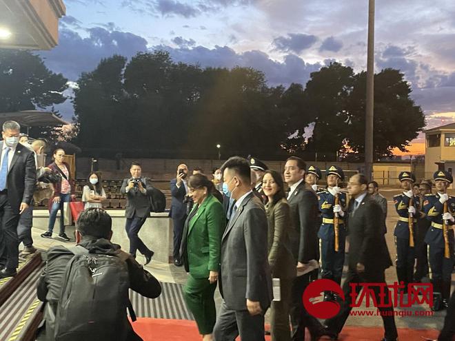 洪都拉斯总统抵达北京 三军仪仗队在机场举行欢迎仪式
