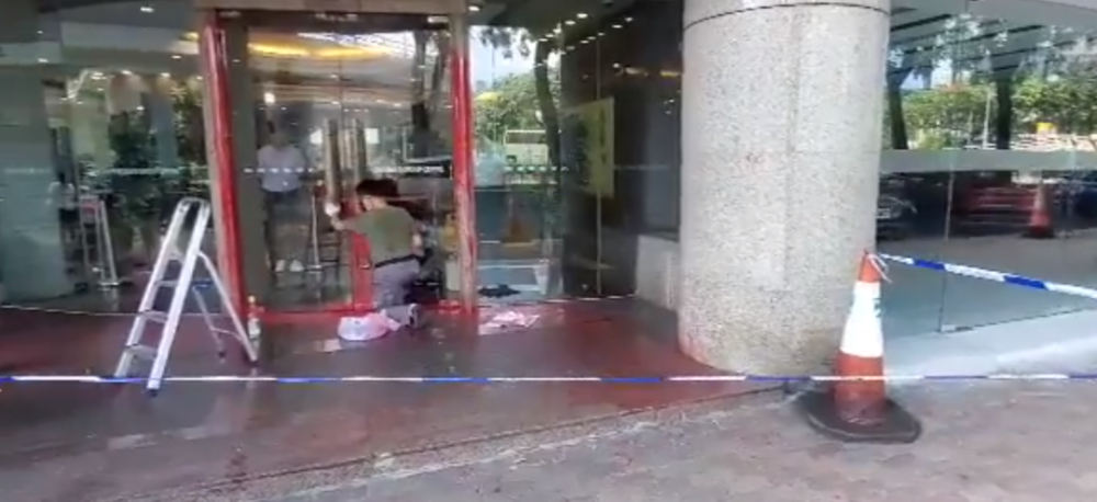 比亚迪3小时内香港4店铺遭泼红漆、撞闸门 员工：歹徒针对比亚迪品牌