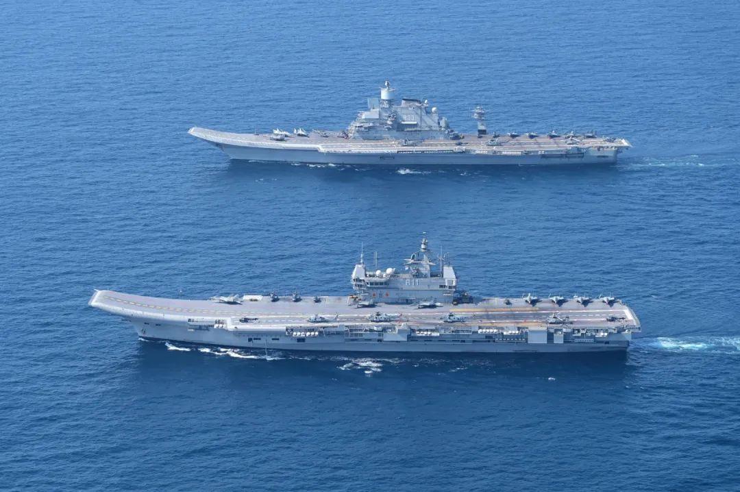 印度2艘航母同框，中国暂时做不到
