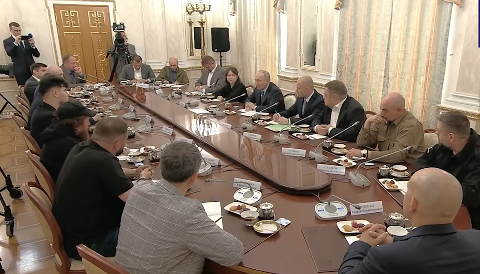 普京与俄战地记者代表会面，称乌军反攻未成功、损失重大