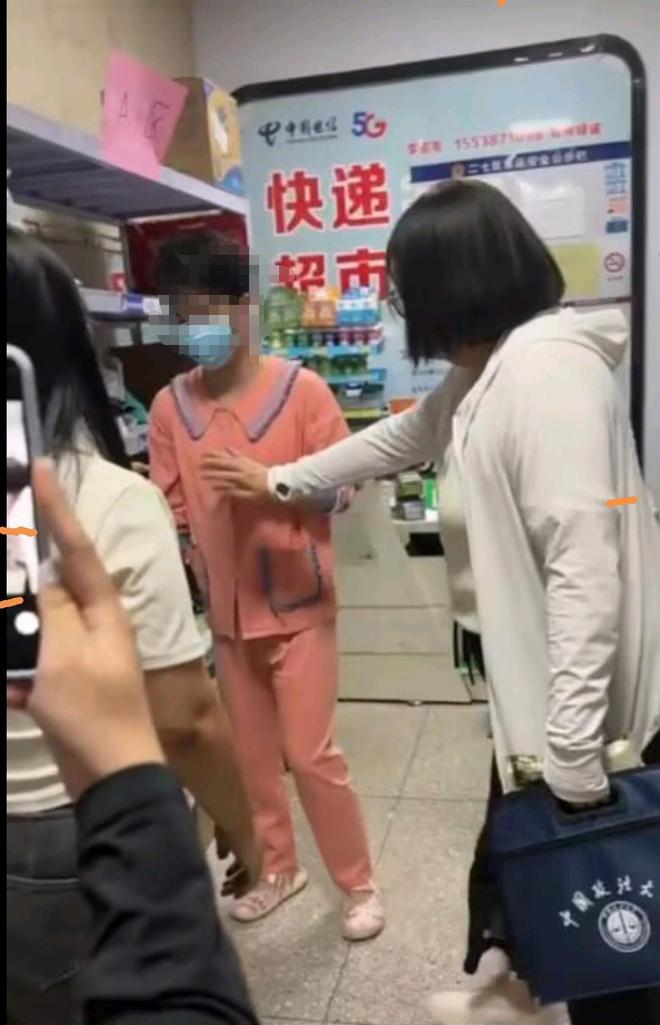 一男子穿女装溜进郑州大学女生浴室偷拍被发现，当场被民警带走