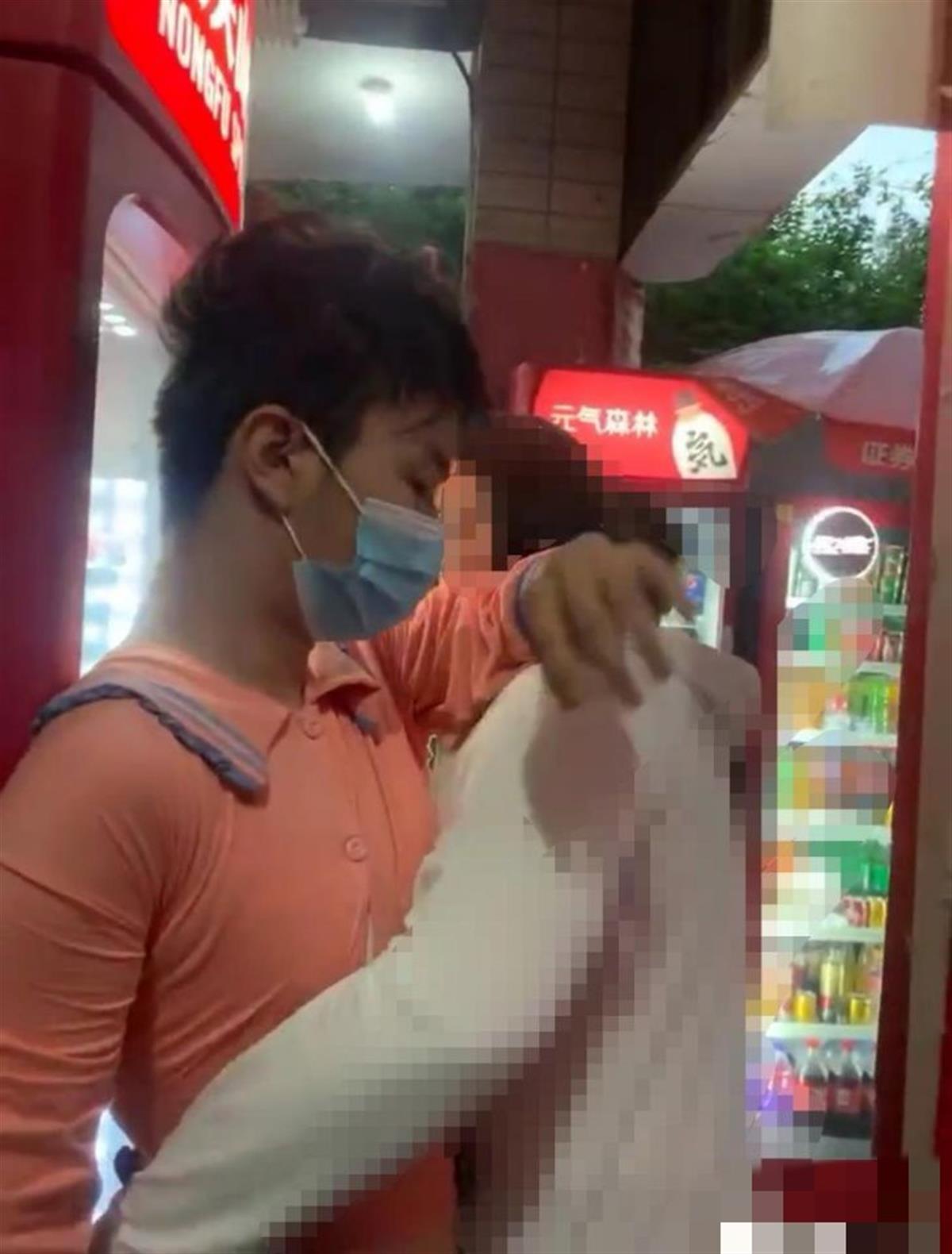 一男子穿女装溜进郑州大学女生浴室偷拍被发现，当场被民警带走