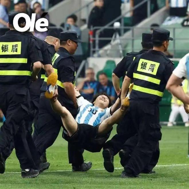 知情人士透露：冲进球场拥抱梅西的球迷接受警方调查