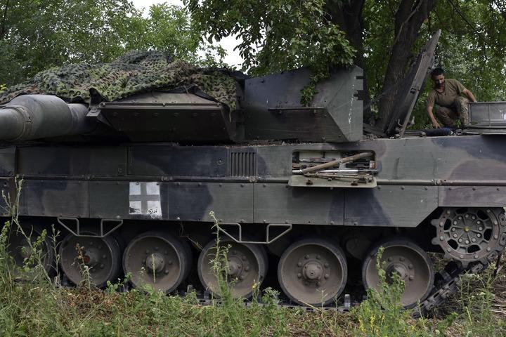 德媒爆料：为避免与俄军作战，乌坦克兵谎称“豹”有故障
