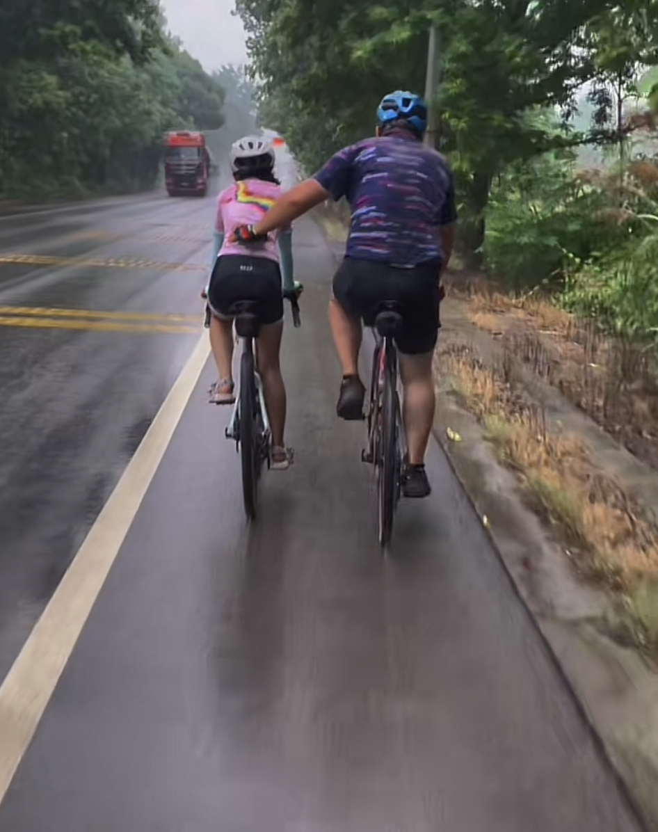 父亲带12岁女儿休学骑行全国，21天跨4省！网友吵翻：这是她想要的吗？