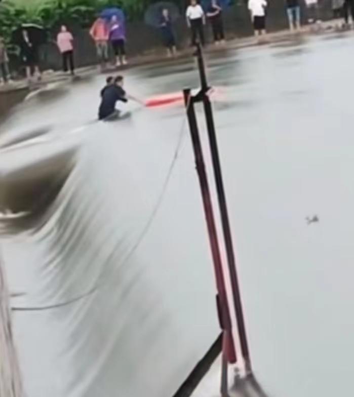 两男子在湘潭一水坝钓鱼被困，1人获救1人被冲走，目击者：他们不听劝