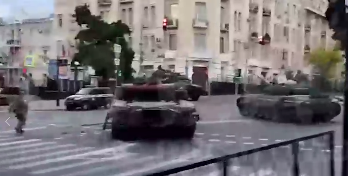 俄媒爆画面：俄南部军区总部大楼周边出现巡逻人员和装甲运输车