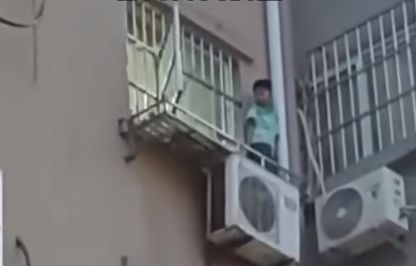 躲到窗外空调机仍被屋内人用长棒追打，小男孩从5楼纵身跳下……当地警方：已成立专班组调查    