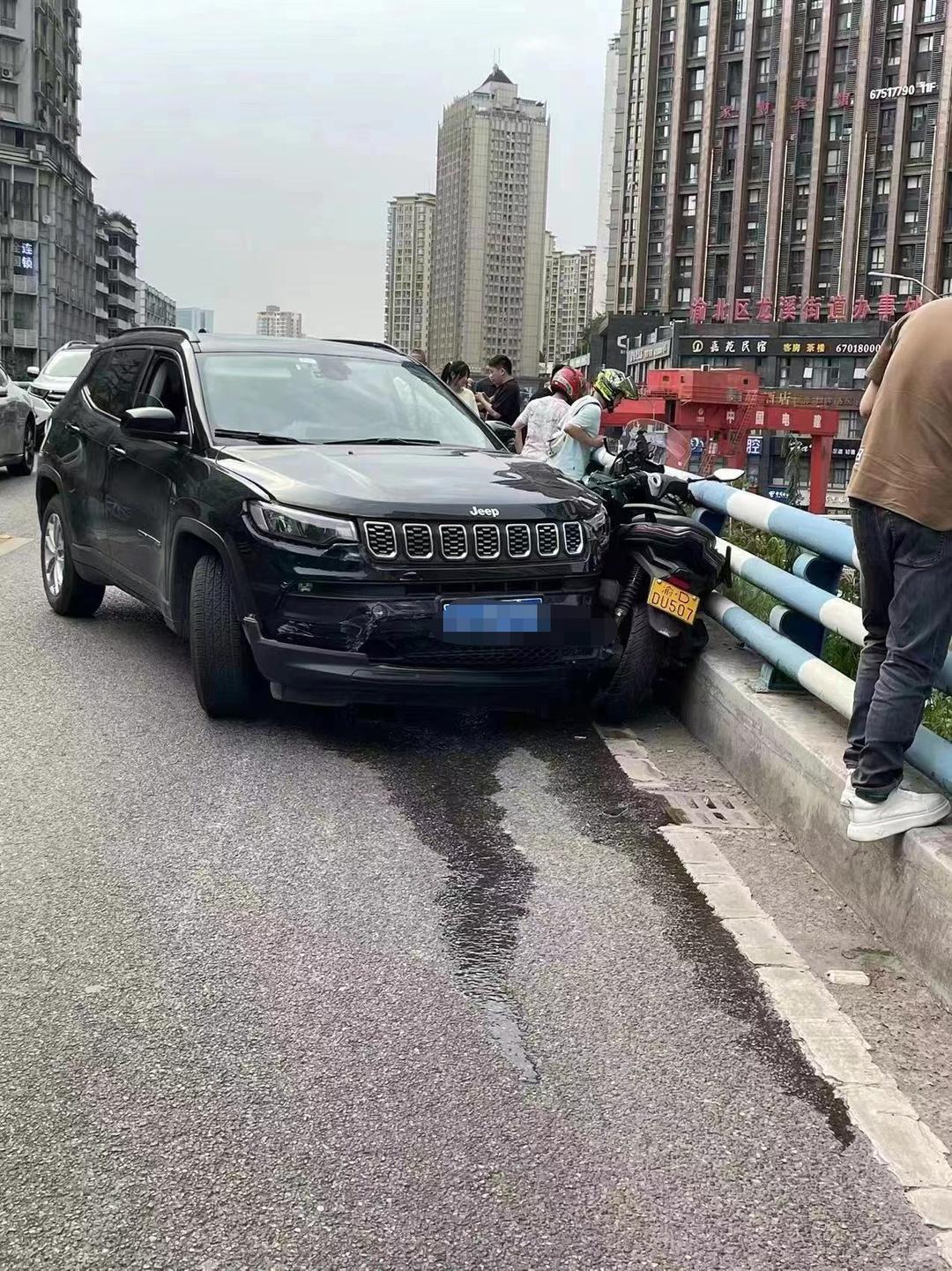重庆一摩托车骑手被撞下高架桥追踪：骑手已脱离生命危险 警方通报事故系追尾车辆引发