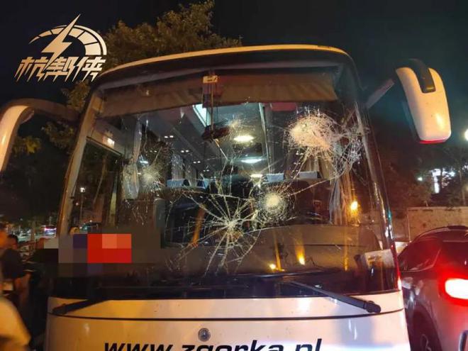 杭州夫妇亲述在法遭遇：多名蒙面暴徒拿石头砸车，中国游客被砸伤
