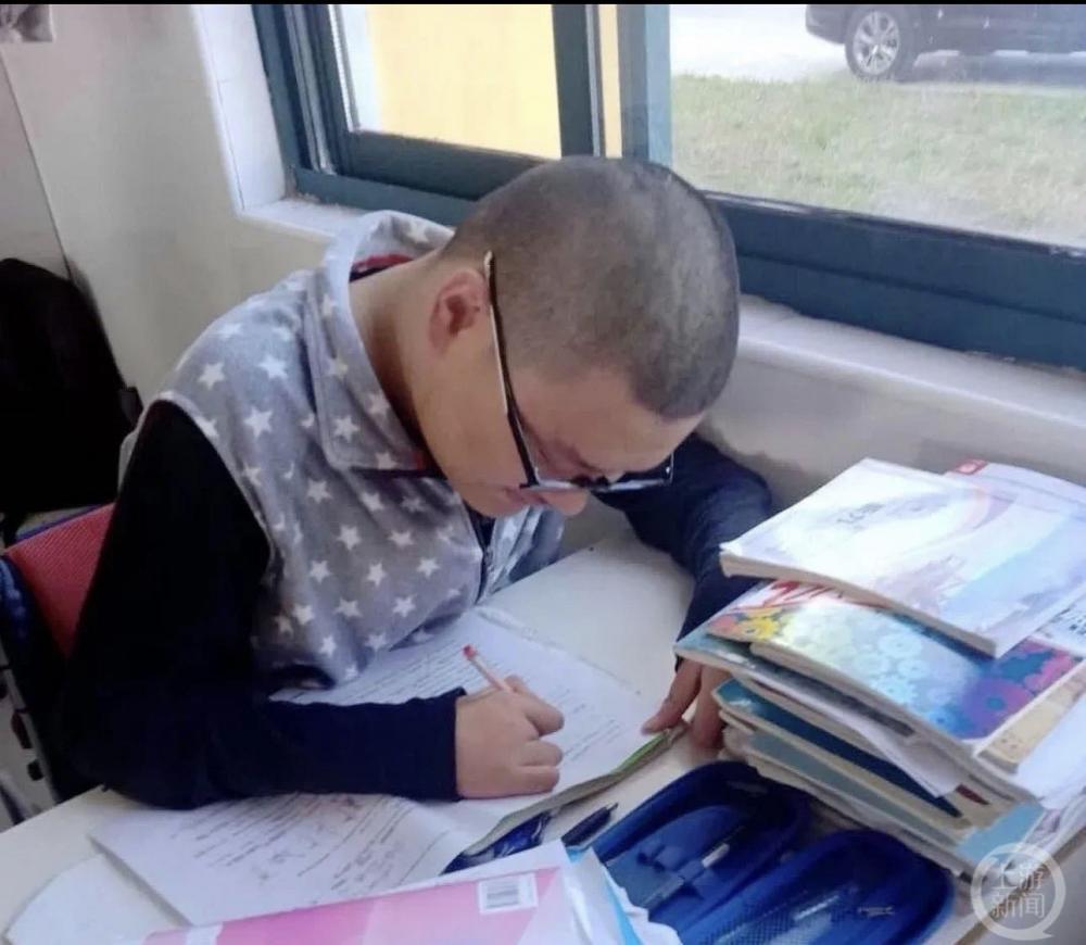 江苏靠两指完成答卷考了632分的“轮椅男孩”要到南京上大学了