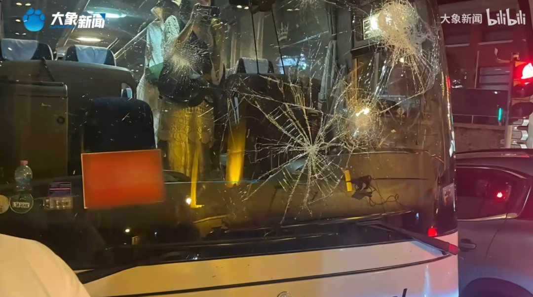 载有41名中国游客大巴法国遇袭，亲历者：暴徒拿石头砸车