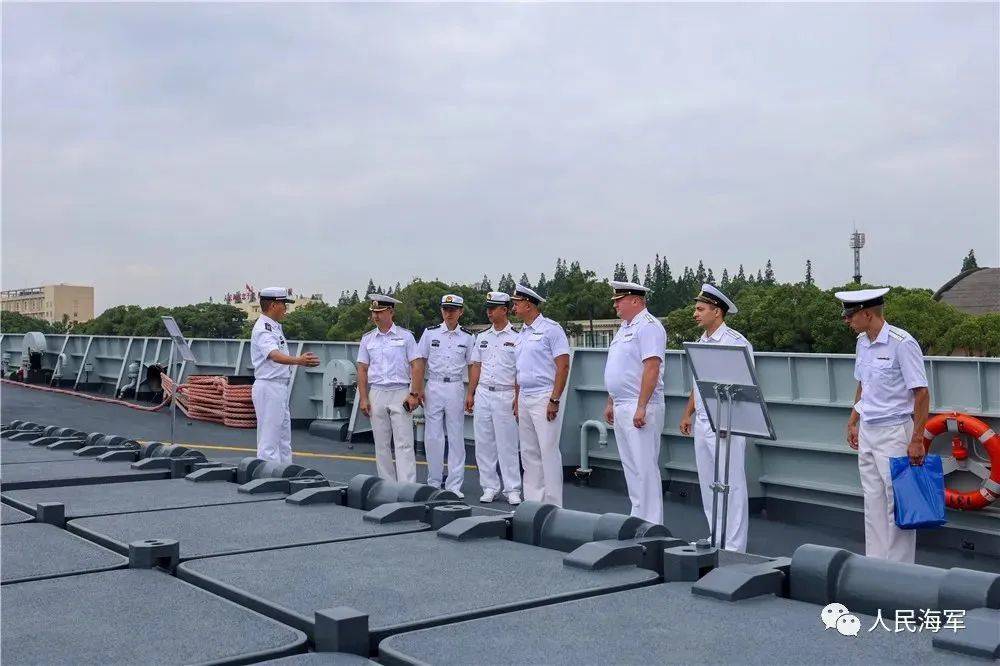 中俄海军官兵互相参观军舰（2021中俄海上军演）