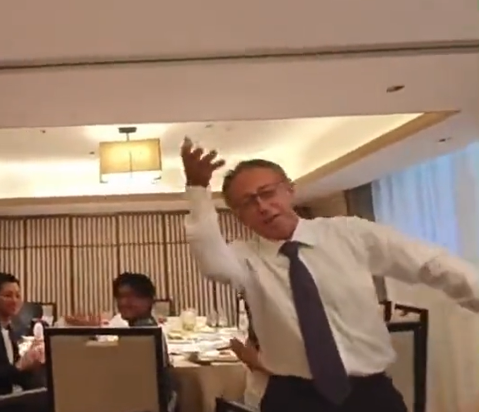 冲绳县知事在北京宴会上跳民族舞蹈引议论，本人发推澄清