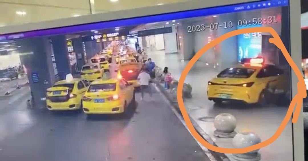 重庆北站一出租车冲上人行道撞翻多位路人 目击者：一男子伤得较严重，其小孩一直在旁边哭喊“爸爸”