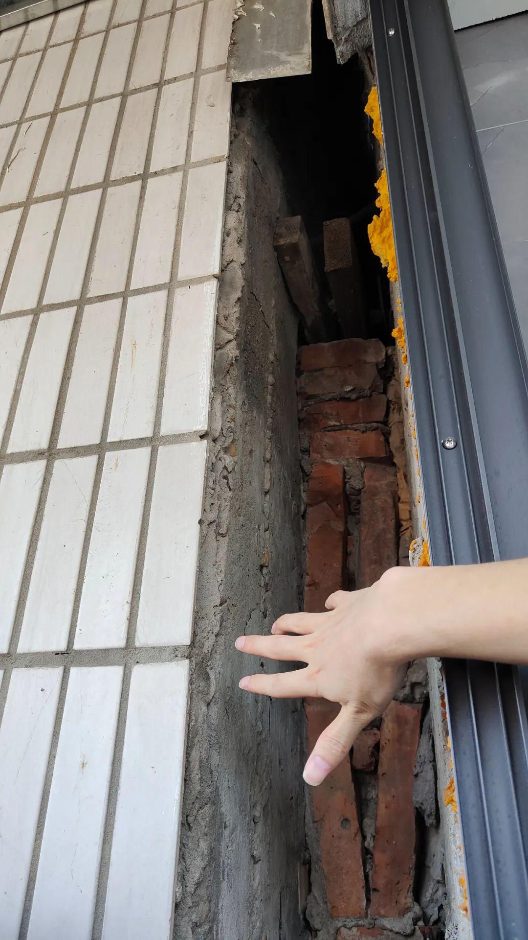 温州市区一住宅墙体内发现巨大缝隙，宽度近20厘米