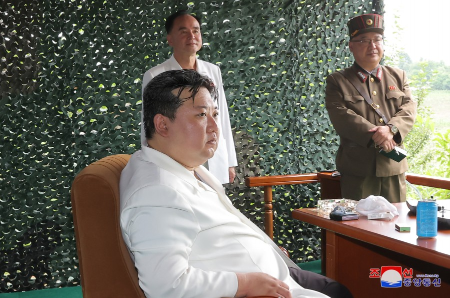 朝媒：金正恩现场指导导弹试射，称朝鲜将继续采取更强势军事行动
