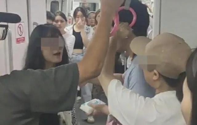女子地铁上怀疑儿子被偷拍打伤女孩头部，重庆警方已立案