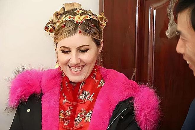 28岁乌克兰美女嫁40岁河南大叔，成婚时已有身孕：一家三口在农村