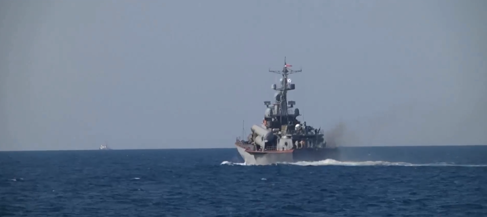 俄国防部：俄黑海舰队举行演习，军舰使用导弹摧毁舰船目标