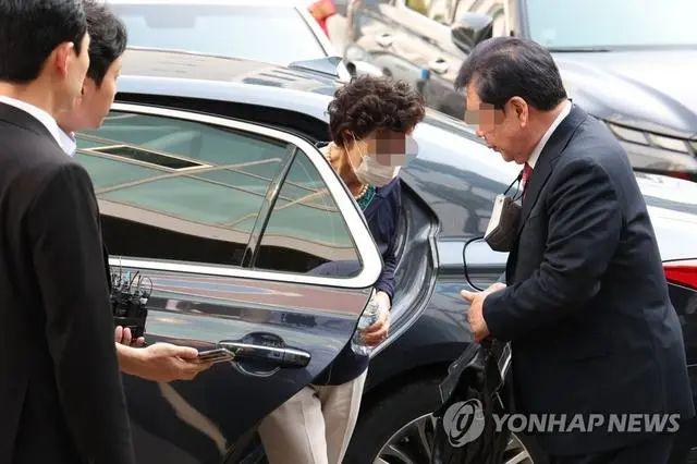 韩国很戏剧性一幕，总统尹锡悦的岳母当庭被捕！