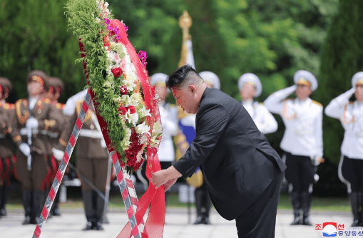 金正恩参谒中国人民志愿军烈士陵园，并向毛岸英烈士墓献花，中方回应