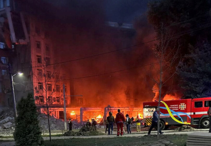 泽连斯基称俄袭击乌国家安全局一办公楼，俄媒：袭击已致数十名军官死亡