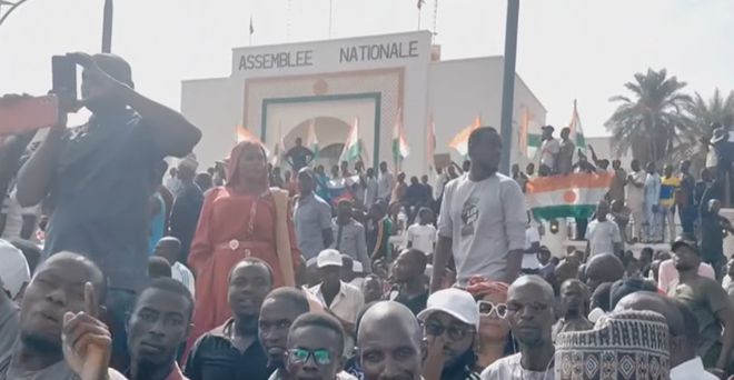 法国驻尼日尔大使馆遭冲击，抗议者高呼“俄罗斯万岁”和“打倒法国”