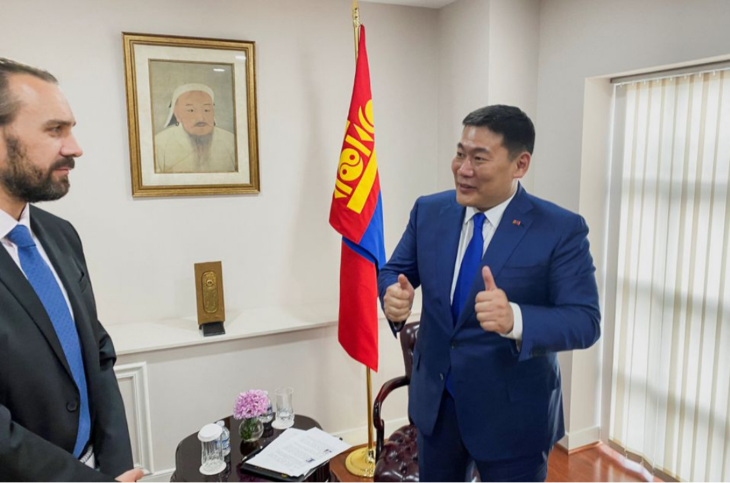 蒙古国总理在华盛顿发声，警告美中“新冷战”将损害全球经济