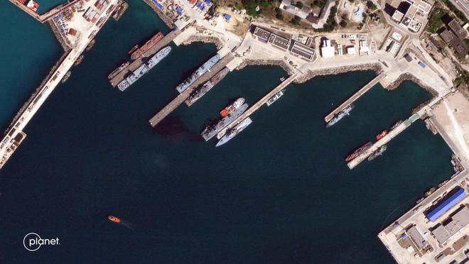 乌方回应“俄军舰在海军基地遇袭”，外媒曝袭击后卫星图像