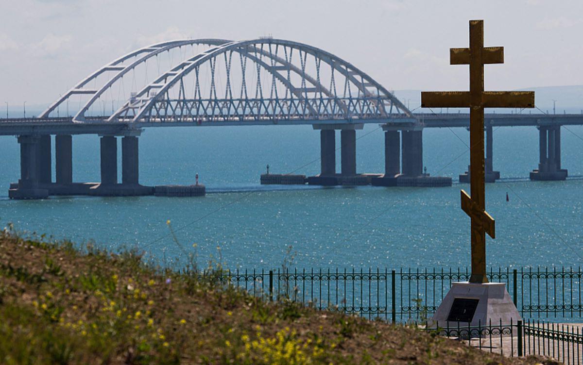 俄媒：一油轮在刻赤海峡遭乌军袭击受损！受袭击威胁，克里米亚大桥一度关闭，居民称夜间听到巨响