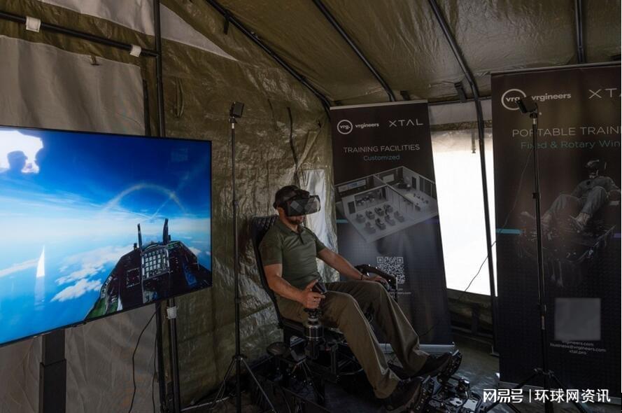 视察空军装备时，泽连斯基坐上模拟设备亲自体验操纵F-16
