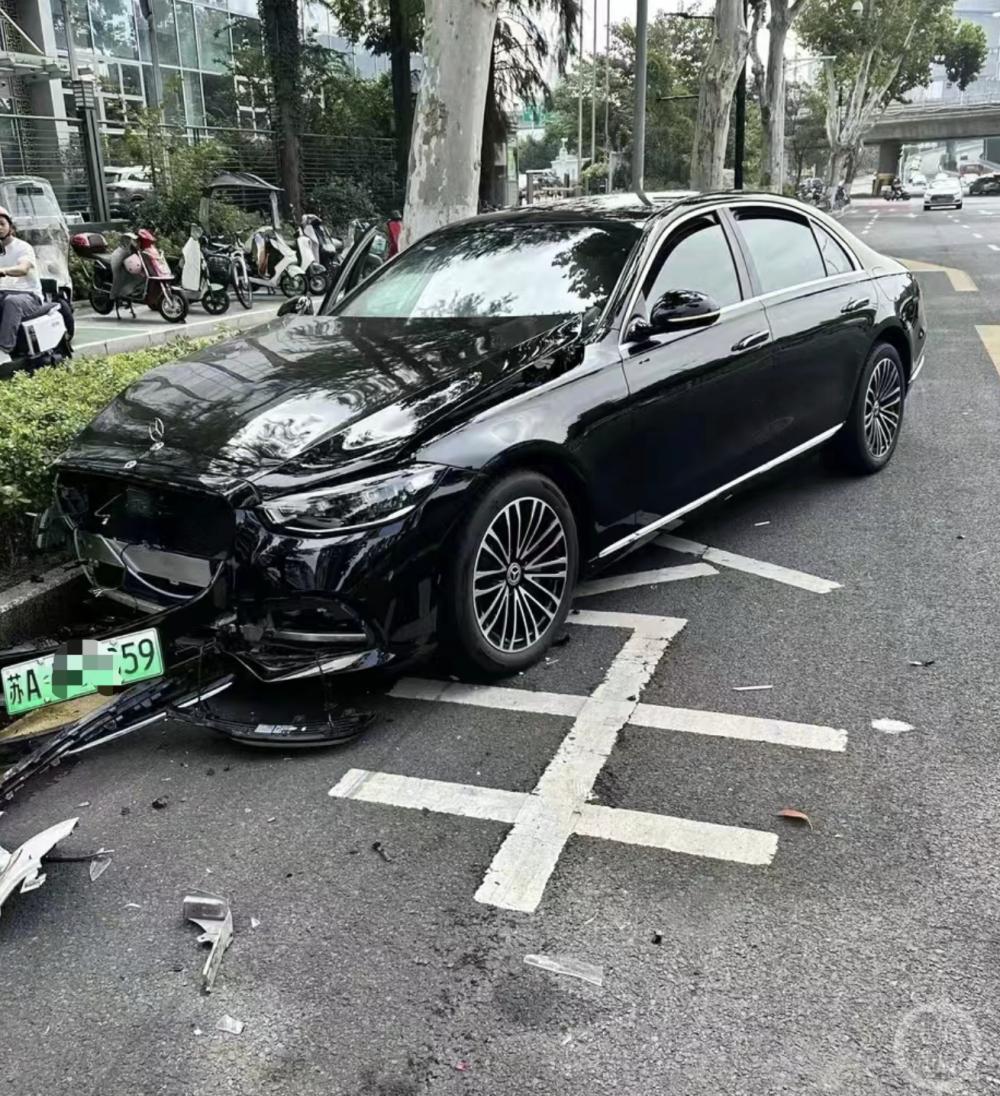 南京一男子两度试驾撞伤多辆豪车，4S店：人已被警方带走