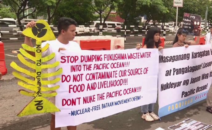 菲律宾，抗议？ 菲律宾抗议者向美驻菲大使馆泼油漆