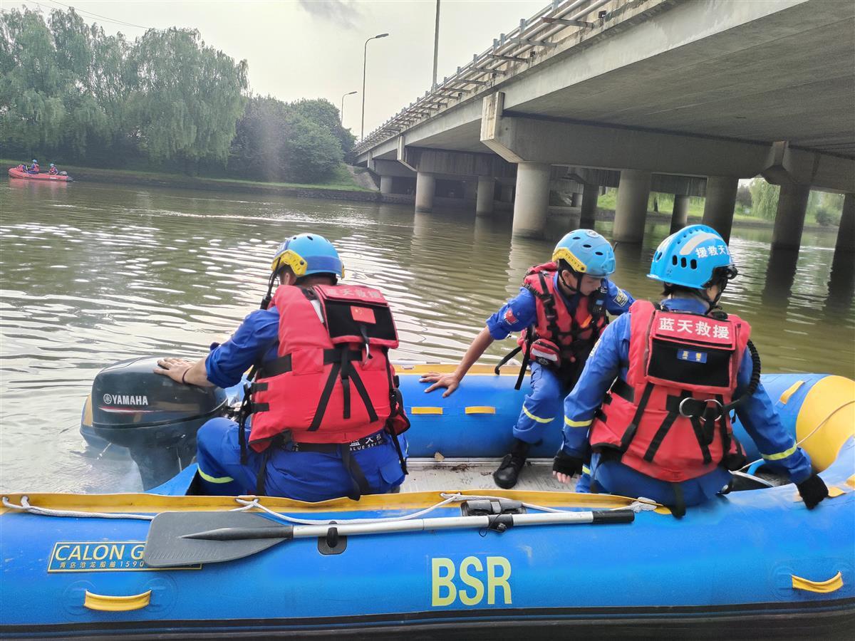 扬州19岁女子深夜消失在大桥上，搜救人员在1.5公里外发现高度疑似遗体
