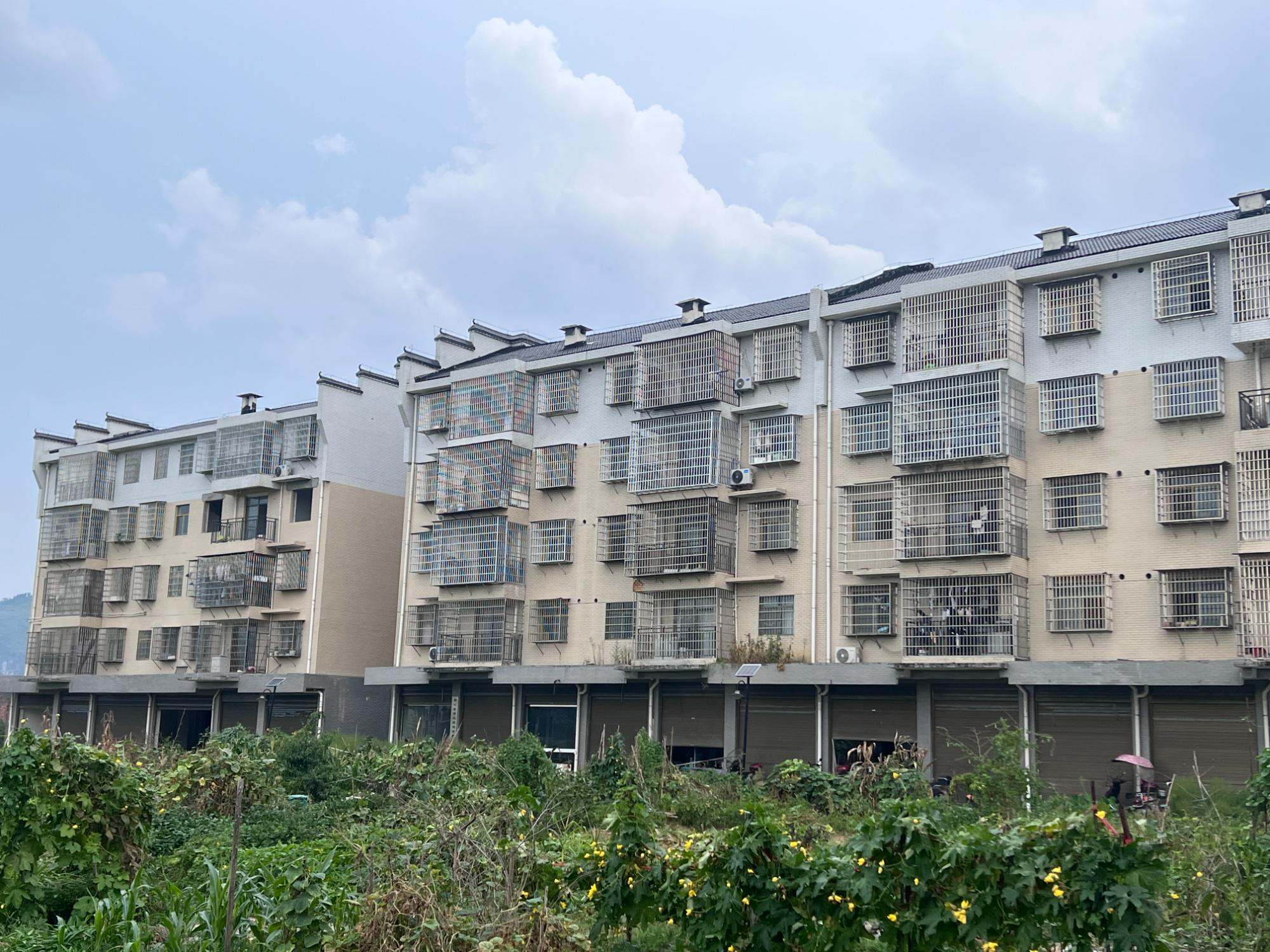湖南娄底新化县一扶贫安置房项目频现大面积质量问题    搬迁户：住着都害怕！