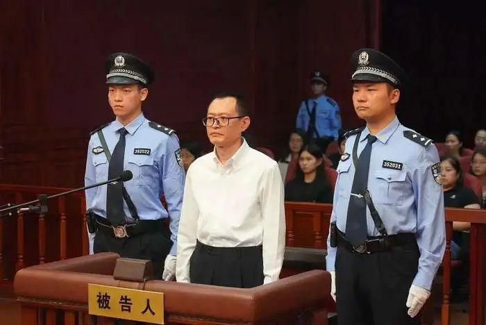 一年前被中纪委突然带走，上海“政法虎”张本才认罪，被控受贿4832万余元，曾高价拍卖个人画作