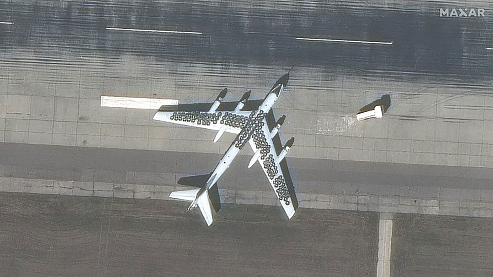 美媒：卫星图像显示，俄军往战略轰炸机上铺轮胎，疑为防止无人机袭击