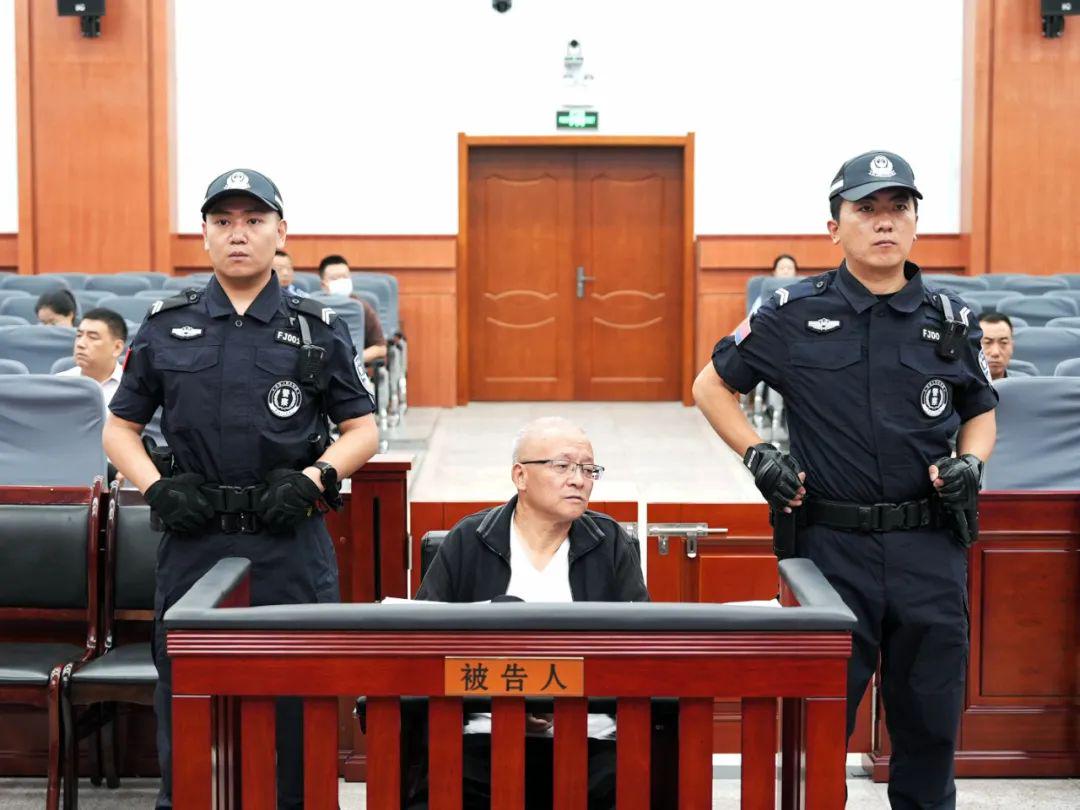“领导秘书”郑亚军被控受贿5800余万，横跨16年