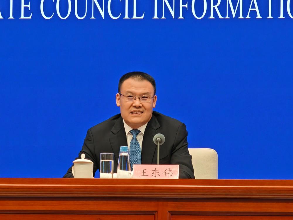 财政部副部长王东伟：年收入10万元以下个人基本不缴个税