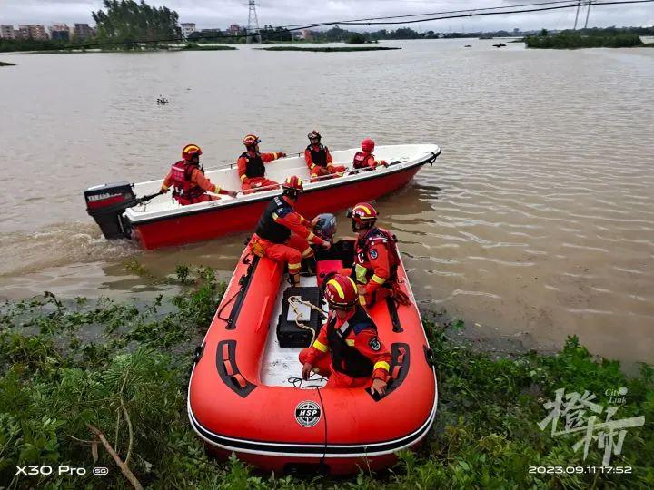 广东一养殖场75条鳄鱼趁暴雨出逃，躲在附近深水区，目前抓回8条……当地多部门已在现场驻守，保障居民安全