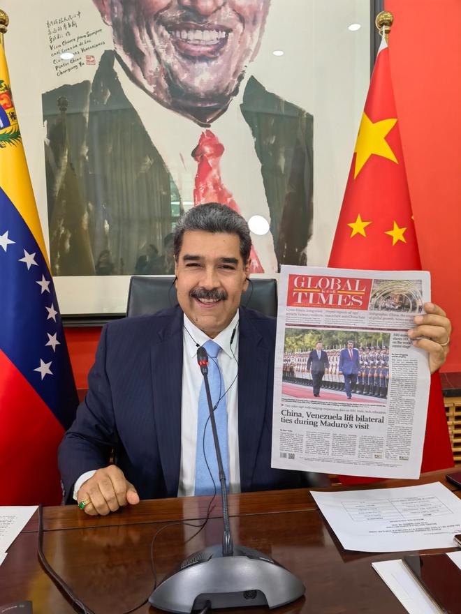 委内瑞拉总统马杜罗在驻华大使馆开记者会，收下一份《环球时报》英文版作为纪念