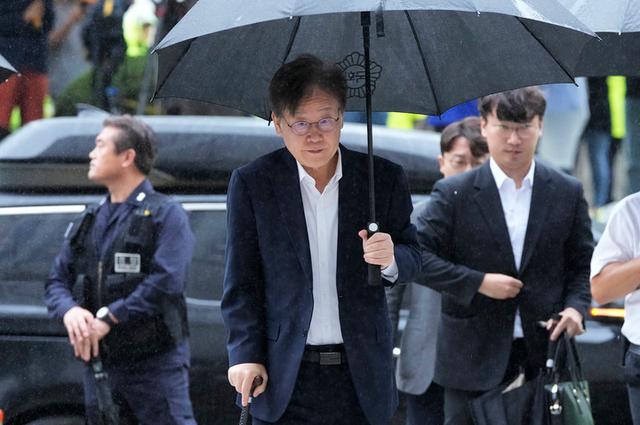 韩国宪政史上首次！拄拐杖出庭受审，李在明为何陷入“内忧外患”？